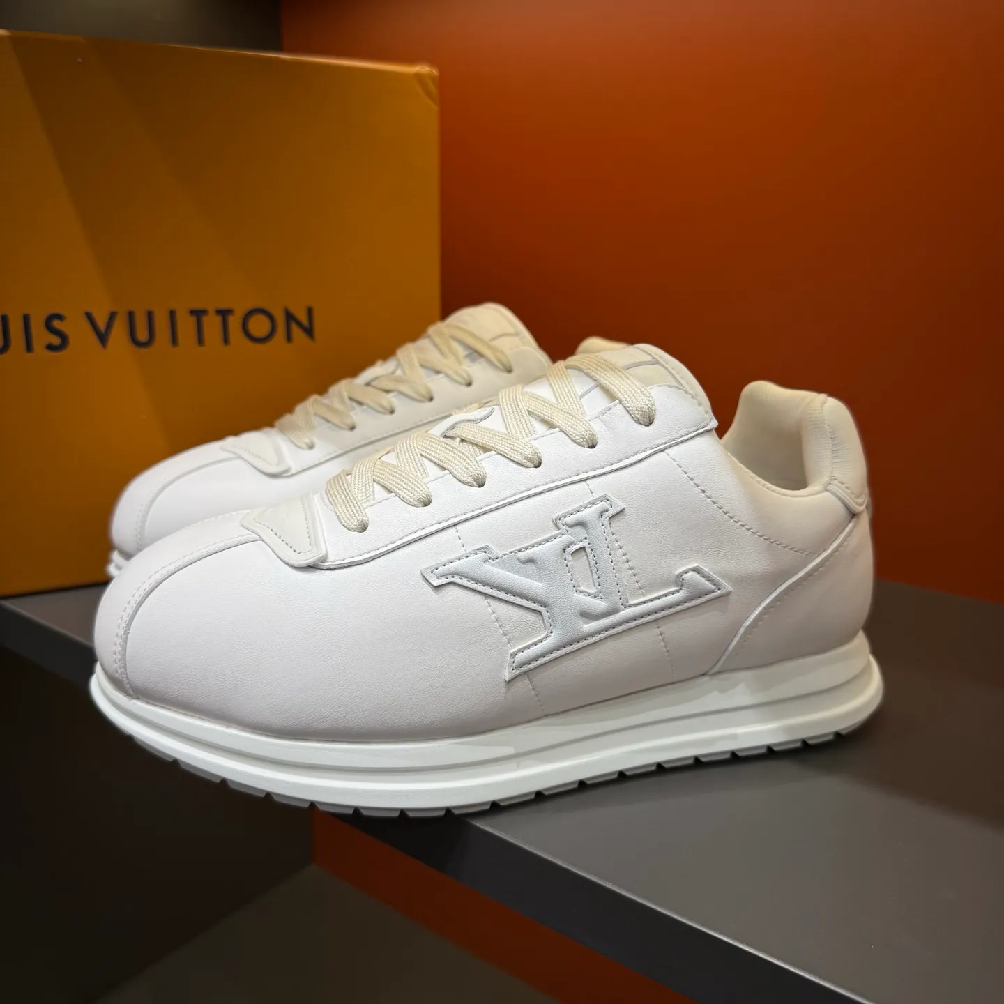 P540 Size 38-45 LV 🫏The colorful interpretation of BUTTERSOFT sneakers combines sheepskin, The colorful interpretation of LV BUTTERSOFT sneakers combines sheepskin and calfskin, bringing a super soft feel. Designed by Pharrell Williams, this '60s-inspired shoe features a padded upper that's been crafted by Louis Vuitton craftsmen to further enhance the comfort of the leather. In addition to the LV initials, it features multiple signatures, including natural leather trim and an embossed pattern of Pharrell Williams and lobster on the side, referencing the Fall/Winter 2025 men’s show. A must-have artifact for fashionistas✅